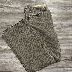 Women’s mid rise baggy wide leg Jean. Size 10